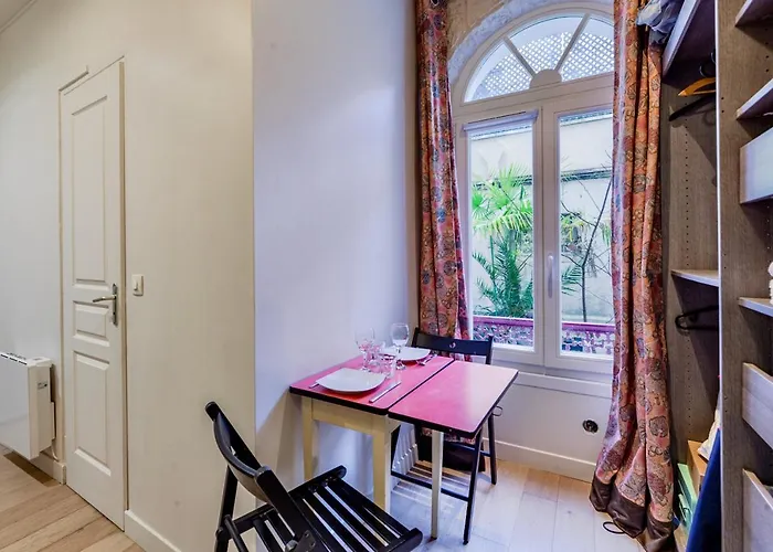 Charming Next To The Eiffel Tower * Parijs